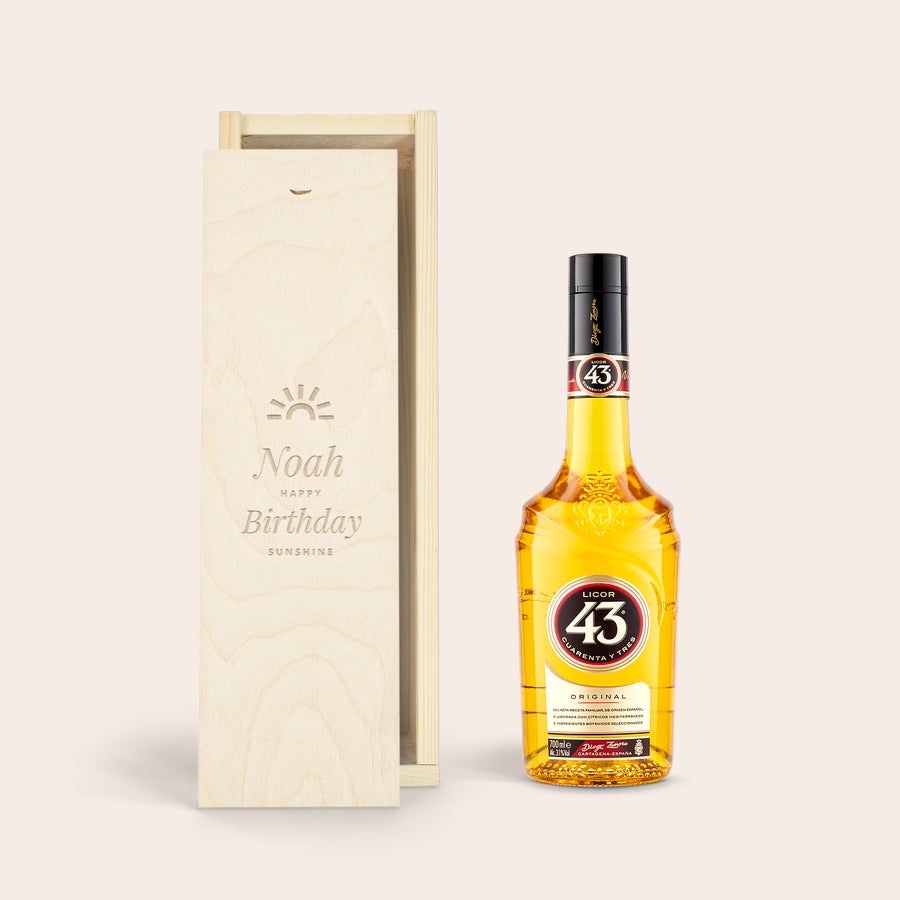 Coffret liqueur personnalisé - Licor 43 Bouteille de Licor 43 dans un étui en bois gravé avec un soleil, le nom Noah et Happy Birthday