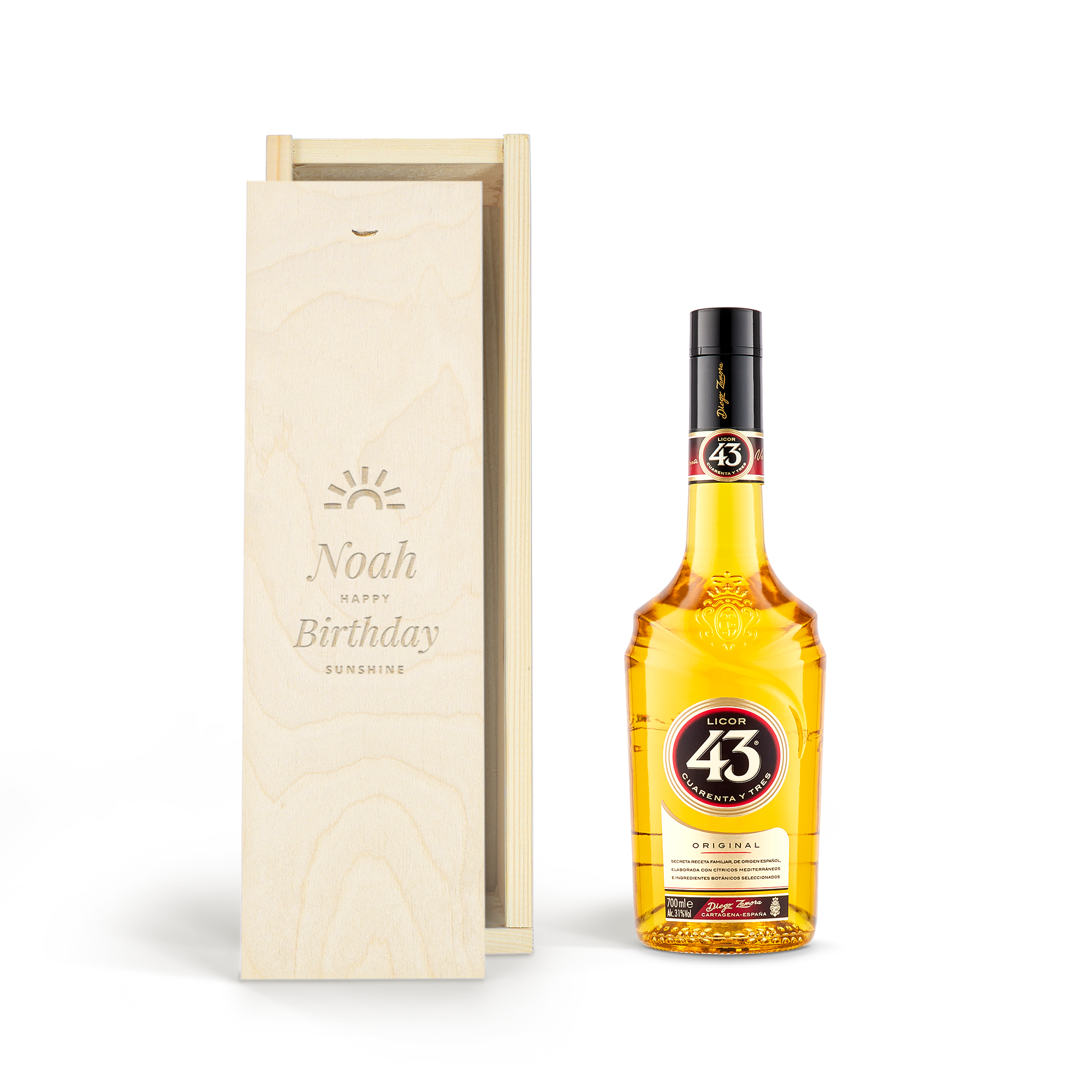 Flaska Licor 43 i ett graverat träfodral med texten Noah Happy Birthday Sunshine för att överraska dina nära och kära