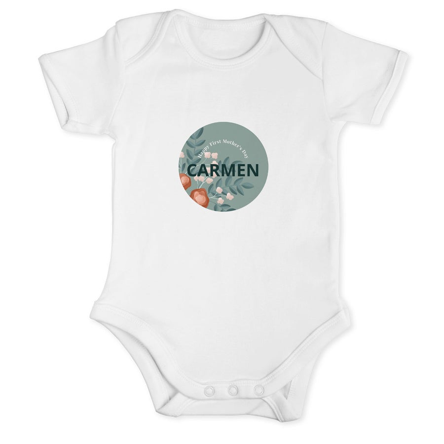 Bílý personalizovaný Romper s potiskem „Happy First Mother's Day“ a jménem Carmen pro oslavu prvního Dne matek.