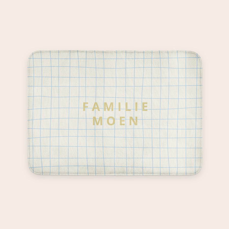 Personlig badematte - 70 x 50 cm Personlig badematte med blått rutemønster og navnet Familie Moen trykt med gullskrift