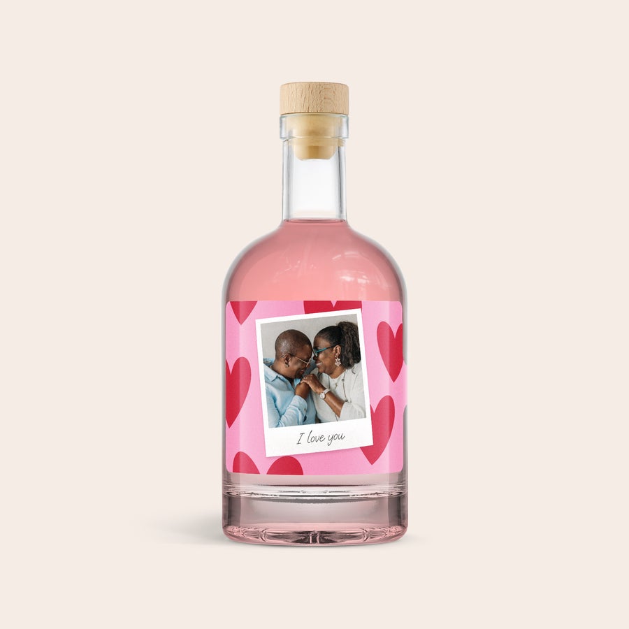 Spersonalizowany różowy gin Różowa butelka ginu z personalizowaną etykietą z sercami, własnym zdjęciem pary i napisem I love you