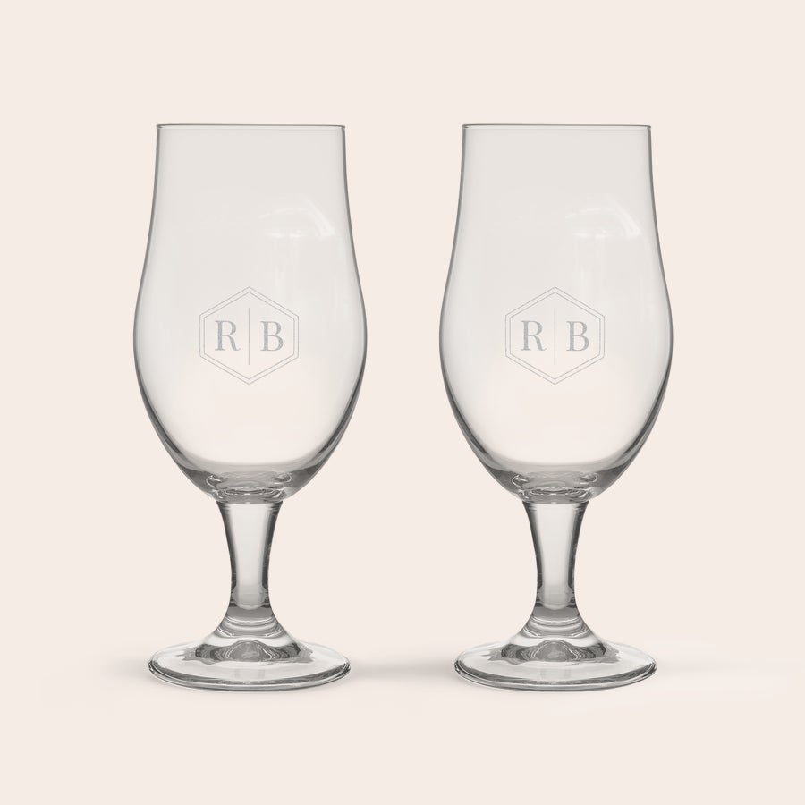 Graverat Pina Colada cocktailglas Två graverade pina colada glas med initialerna R och B i en hexagon. Designa ditt egna cocktailglas med gravyr.