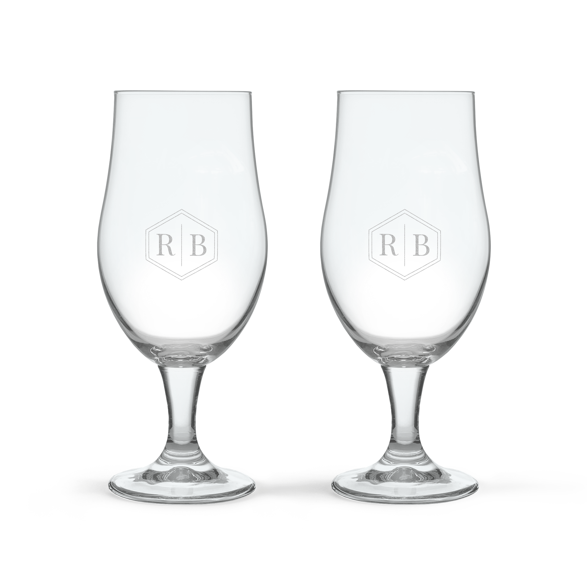 Kaiverretut pina colada -lasit omalla kaiverruksella, jossa nimikirjaimet R ja B.