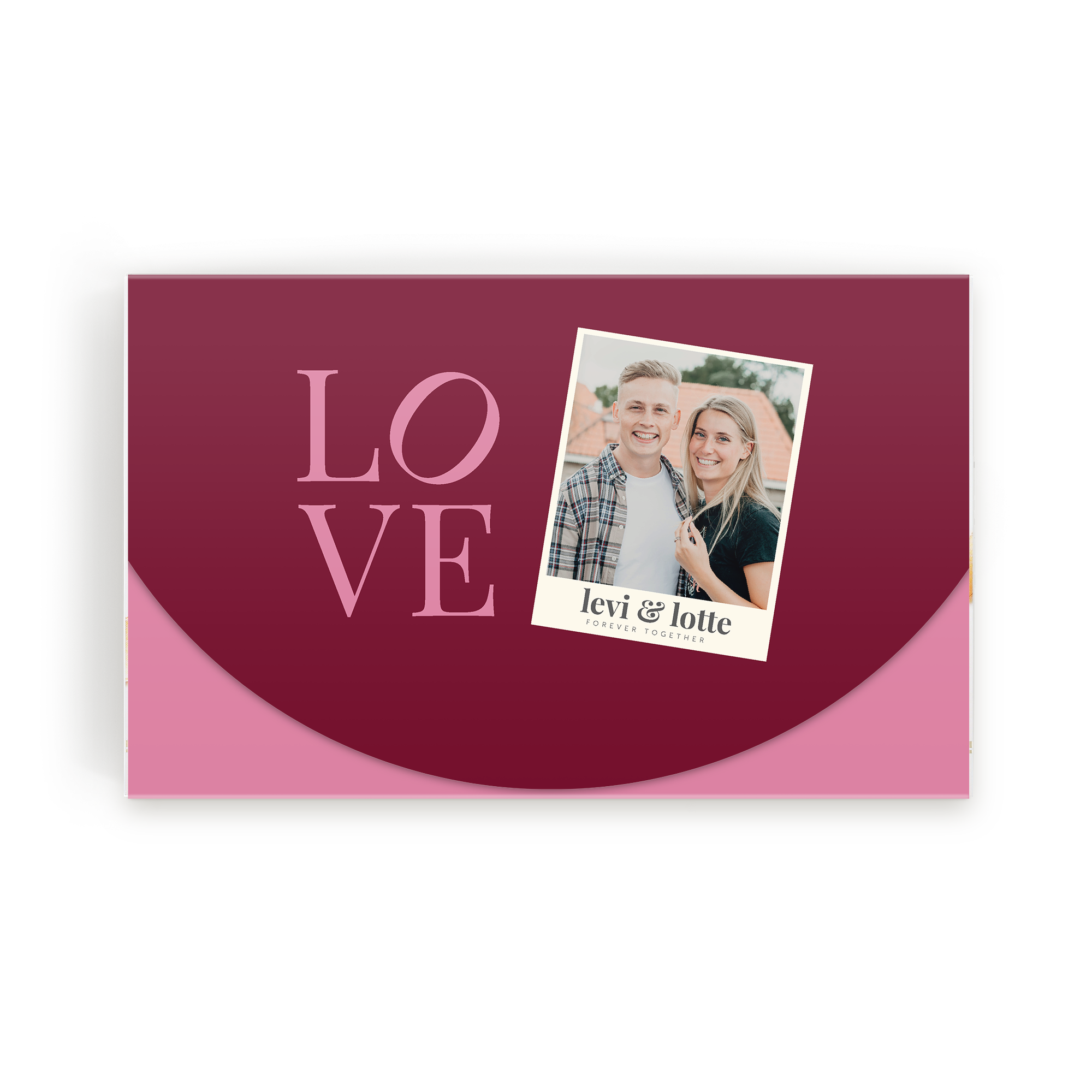 Roodroze chocoladeverpakking bedrukt met foto van Levi en Lotte. Van een chocolademoment naar een blijvende herinnering.