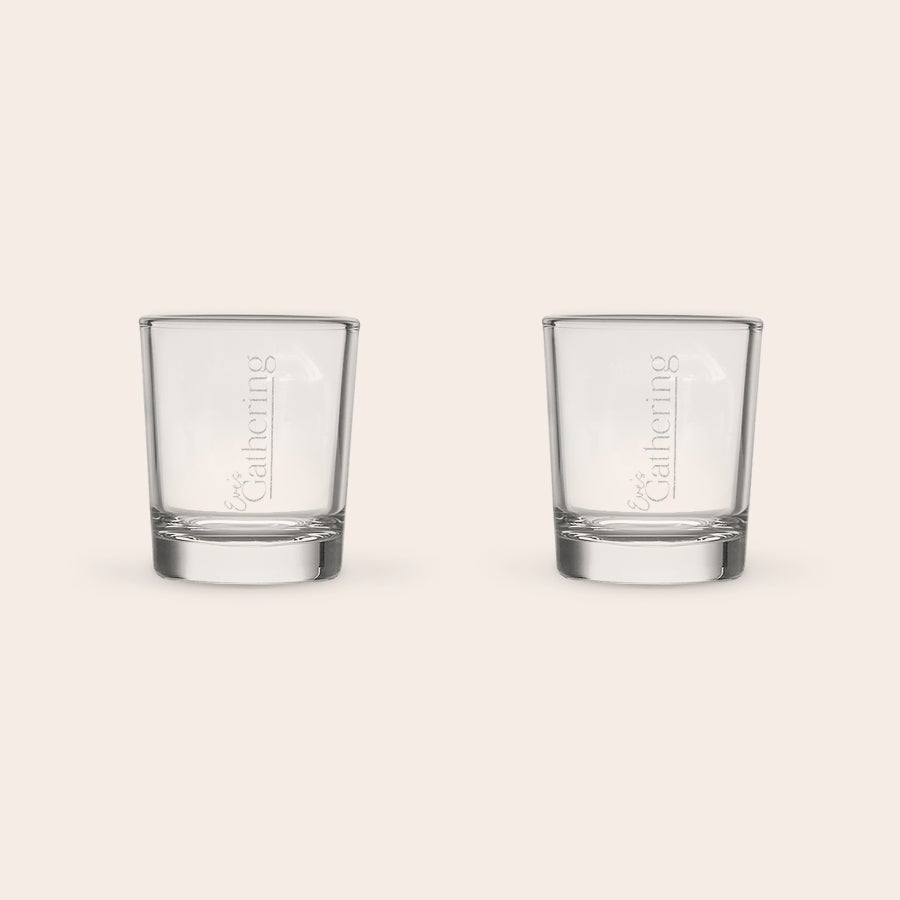 Shotglas To personlige indgraverede shotglas med teksten Eves Gathering, perfekt til en festlig aften.