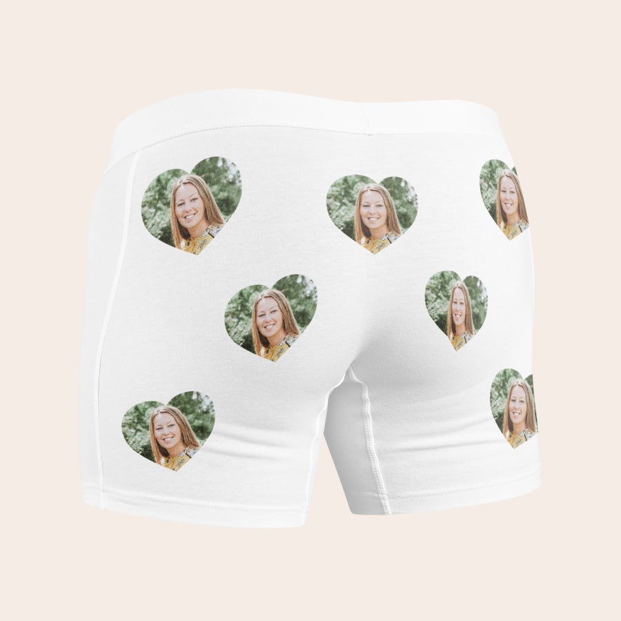 Kalsonger med eget tryck Vita boxershorts med upprepade hjärtformade fototryck. Vem ska du överraska med dessa unika boxershorts med tryck?