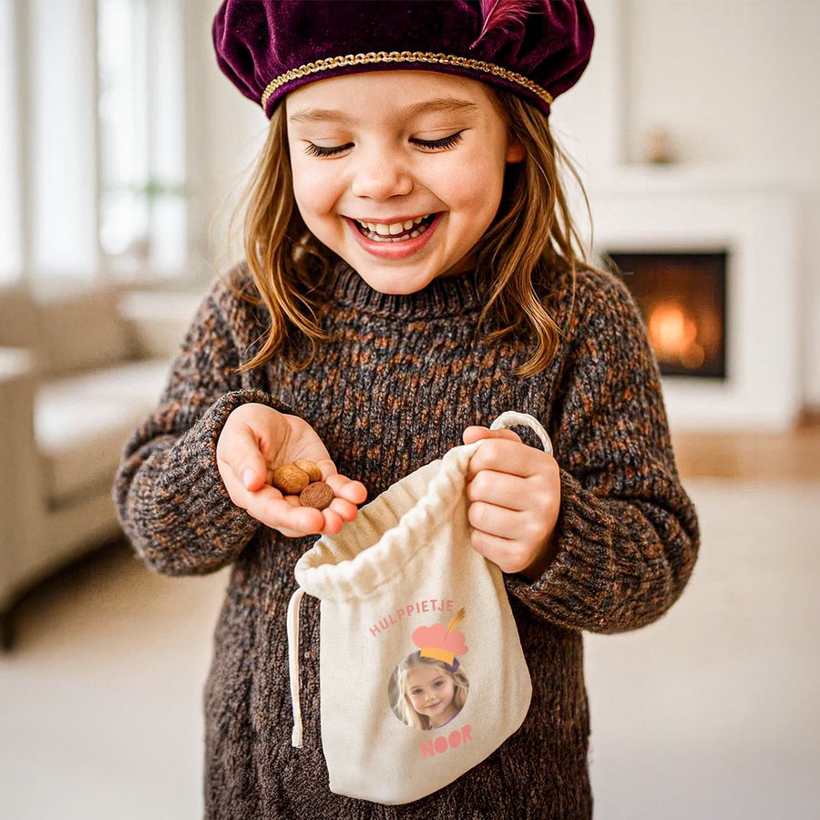 Pepernoten zakje bedrukken Meisje met gepersonaliseerd katoenen zakje HULPPIETJE bedrukt met foto en naam NOOR voor Sinterklaas.