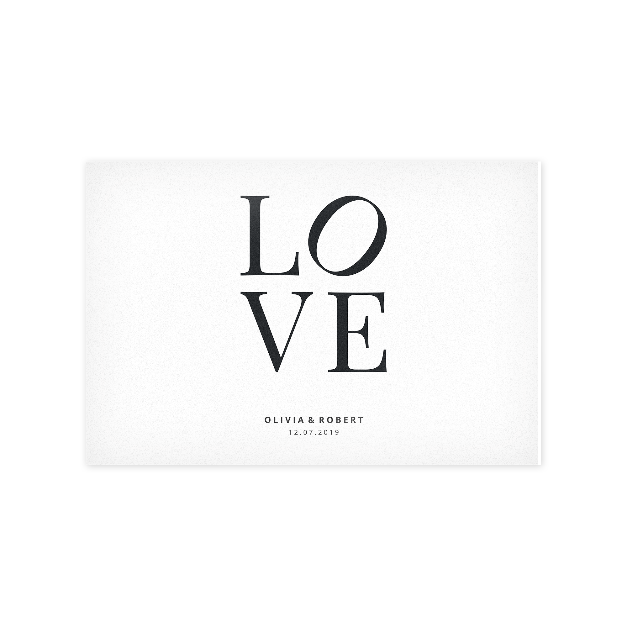Valokuvassa forex, jossa on musta "LOVE"-teksti ja henkilökohtaiset nimet Olivia & Robert sekä päivämäärä 12.07.2019, painettuna.