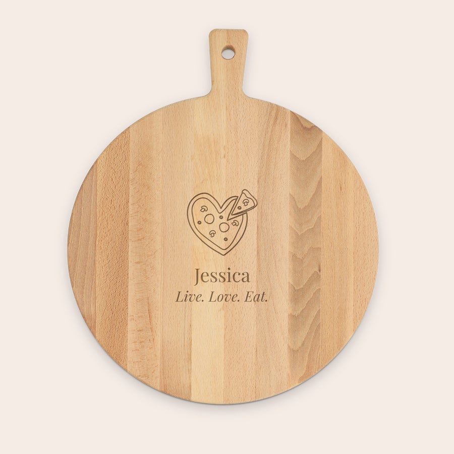 Personalizované bukové kulaté prkénko na pizzu s gravírováním Kulaté dřevěné personalizované prkénko na pizzu s gravírovaným motivem srdce a jménem Jessica