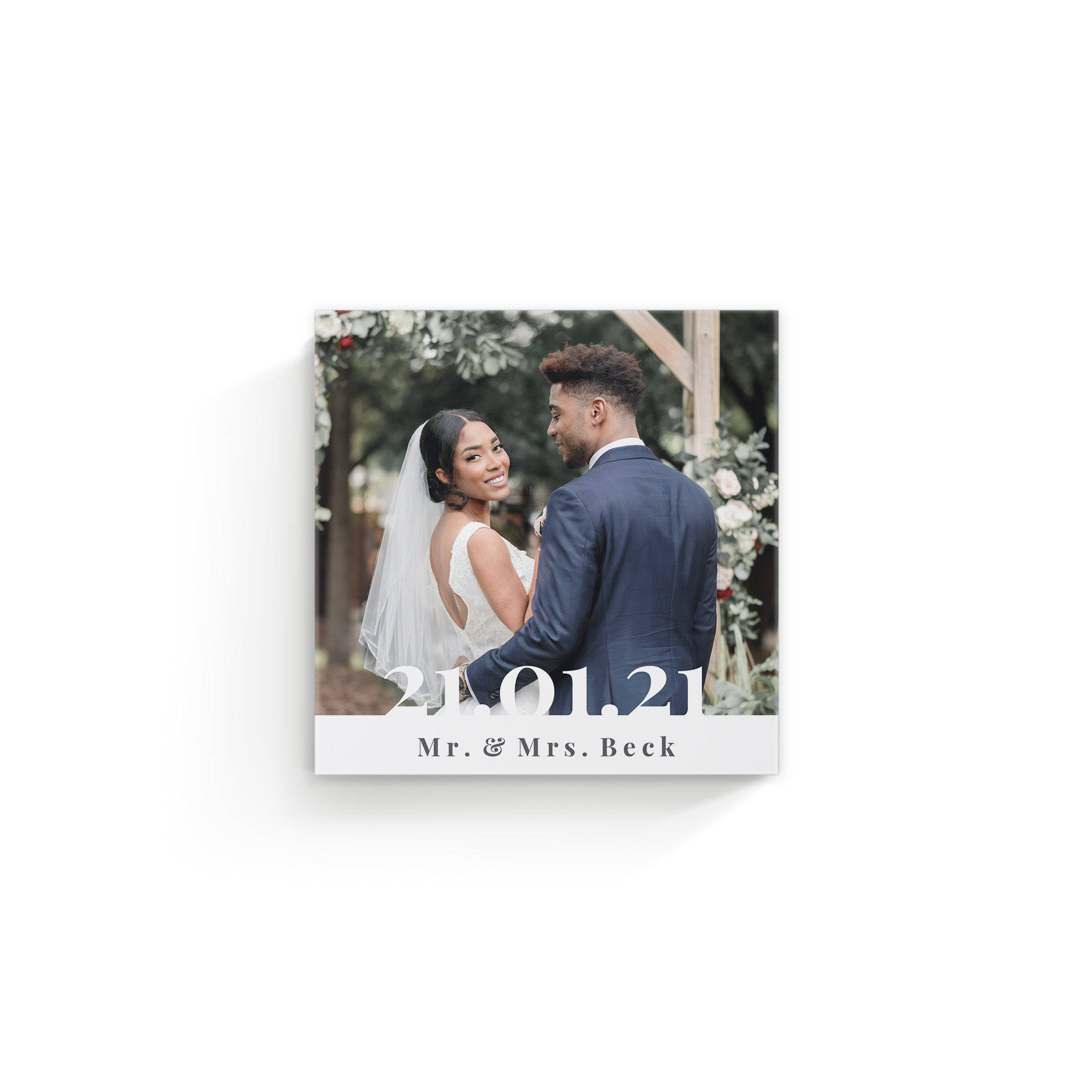 Personalisiertes Hochzeitsfoto auf Leinwand von hochwertiger Qualität gedruckt, mit dem Datum 21.01.21 und dem Text Mr. & Mrs. Beck