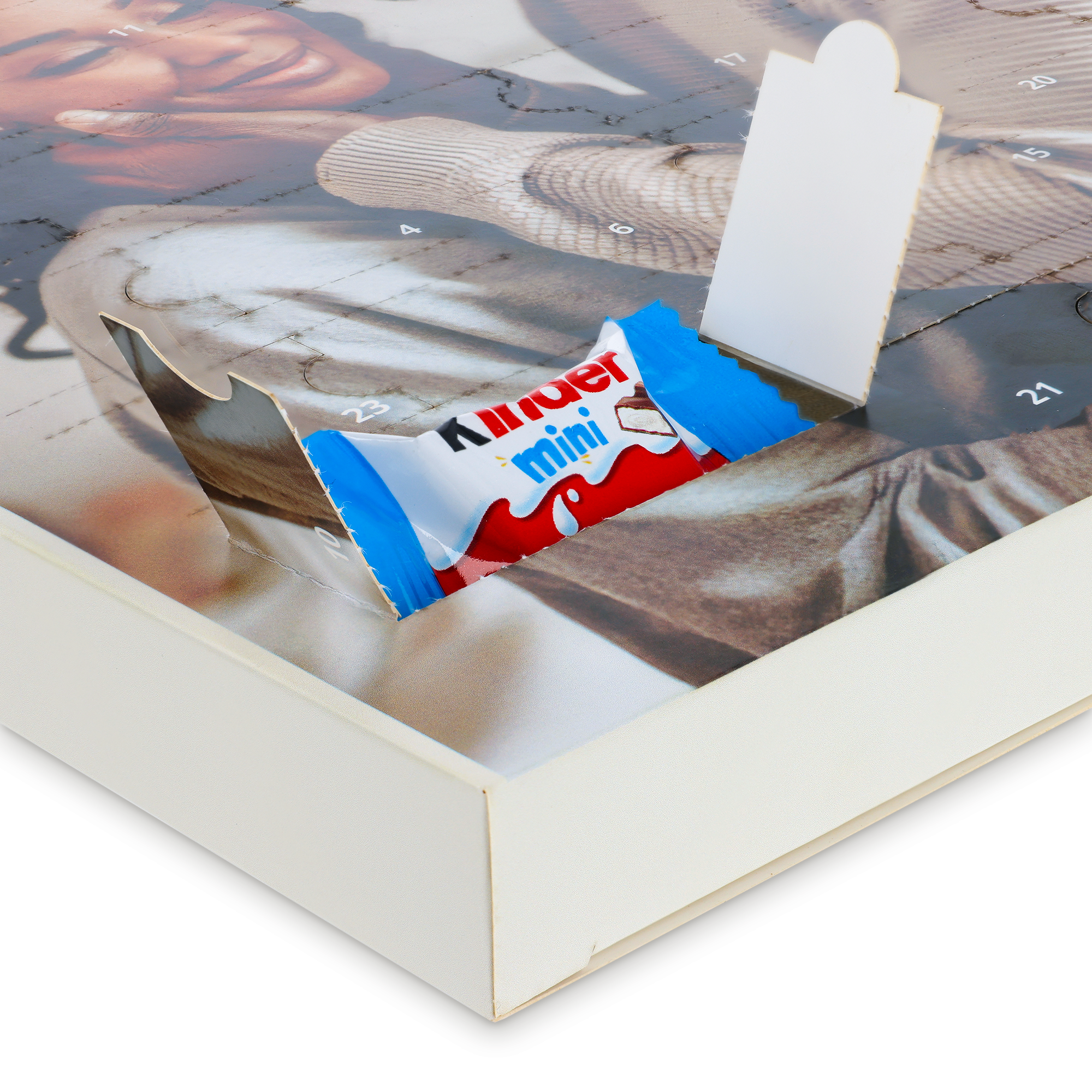 Personalisierter Adventskalender mit eigenem Foto, gefüllt mit Kinder Schokolade. Offenes Türchen zeigt eine Kinder Mini-Schokolade.