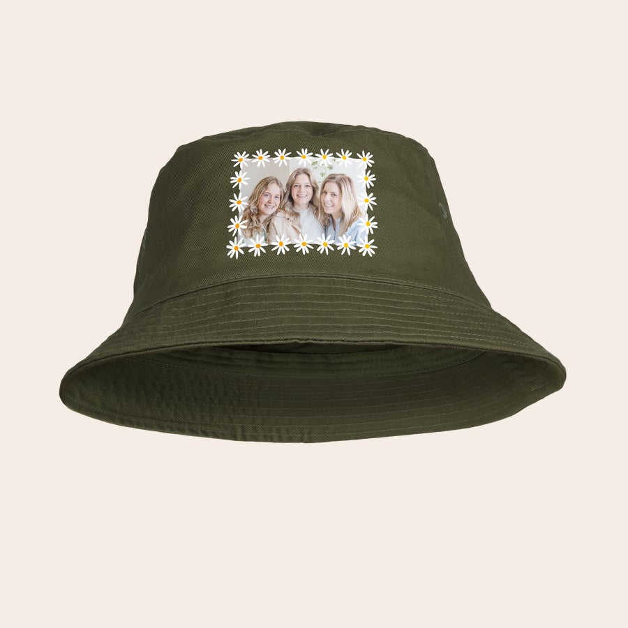 Bucket hat bedrukken Donkergroene zonnehoed met foto van drie vrouwen, omkaderd met madeliefjes, bedrukt op de voorkant.