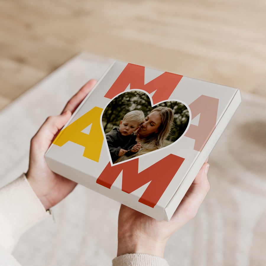 Milka Praline Materinski dan Darilna škatla čokolade Milka za materinski dan, potiskana s personalizirano fotografijo mame in otroka ter napisom MAMA
