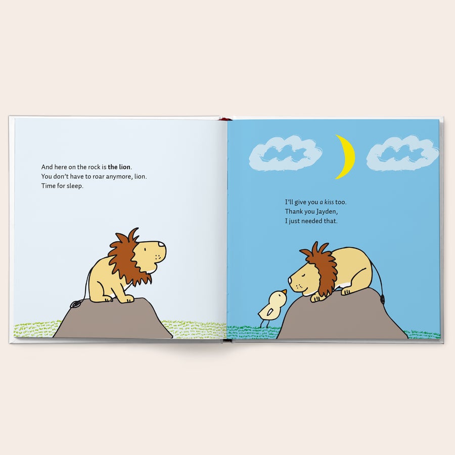 Personalised children's book - 100 kisses before bedtime An open personalized bedtime story with a lion and chick, featuring the name Jayden.