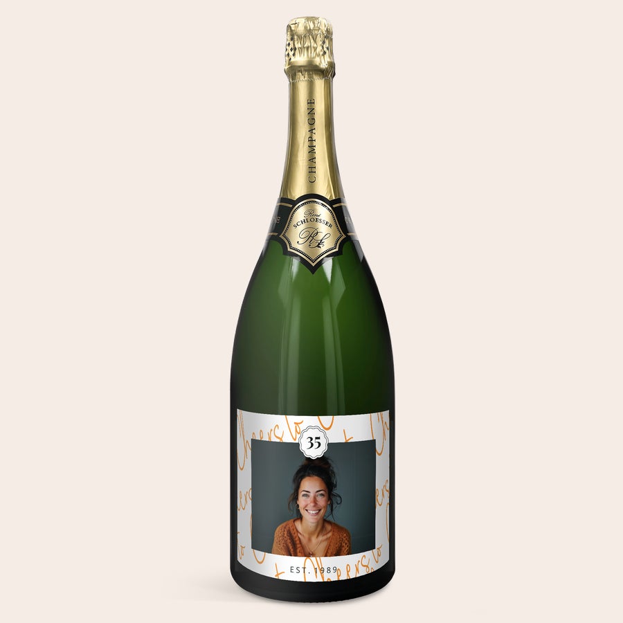 Champagne René Schloesser Magnum personaliseren Magnum champagne met eigen etiket, gepersonaliseerd met foto, leeftijd 35 en tekst "EST. 1989"