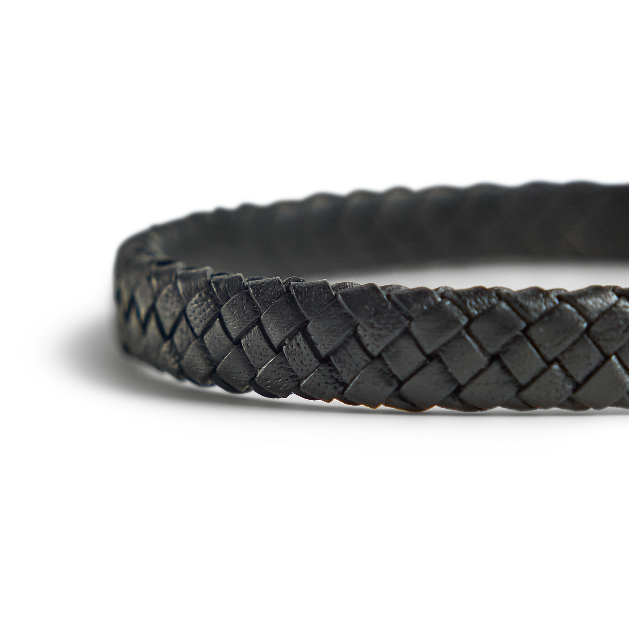 Zwarte gevlochten leren heren armband gegraveerd met persoonlijke initialen op de sluiting