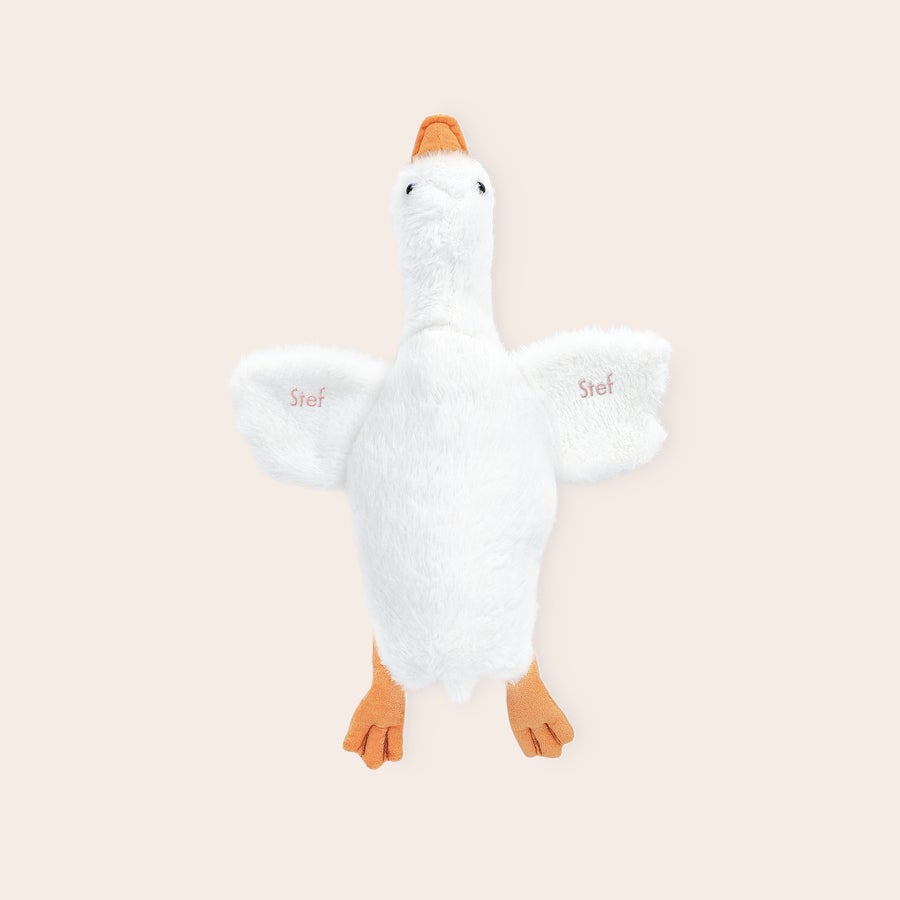 Ganzen knuffel met naam borduren Witte ganzenknuffel met naam Stef, geborduurd op de vleugels, te popelen om te knuffelen met je kleintje