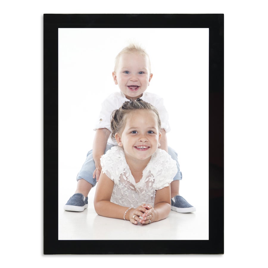Luksuriøs fotoramme i glass med bilde av to smilende barn, personalisert med trykt foto.
