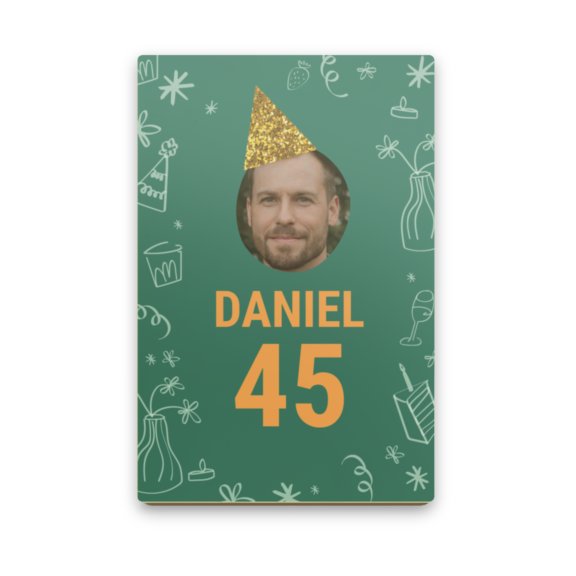Carta de chocolate personalizada con la foto de un hombre, nombre Daniel y el número 45, impresa sobre un fondo verde.