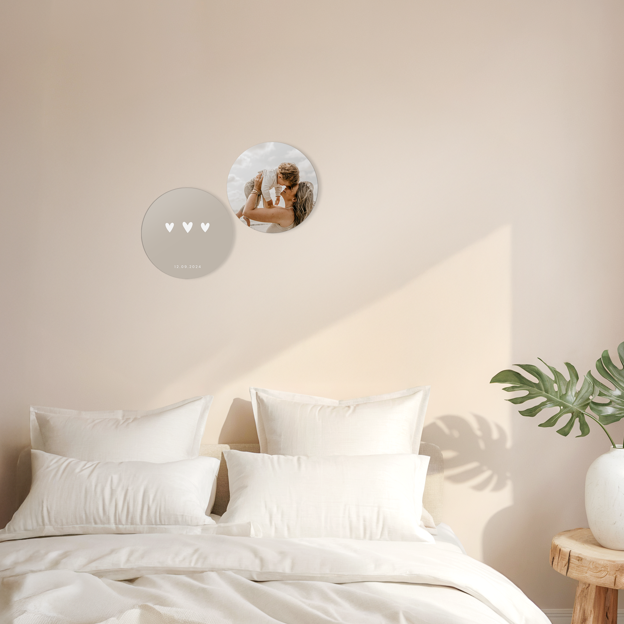 Panneaux d'art mural ronds en bois, un avec photo imprimée et un autre avec cœurs et date, pour décorer votre mur.