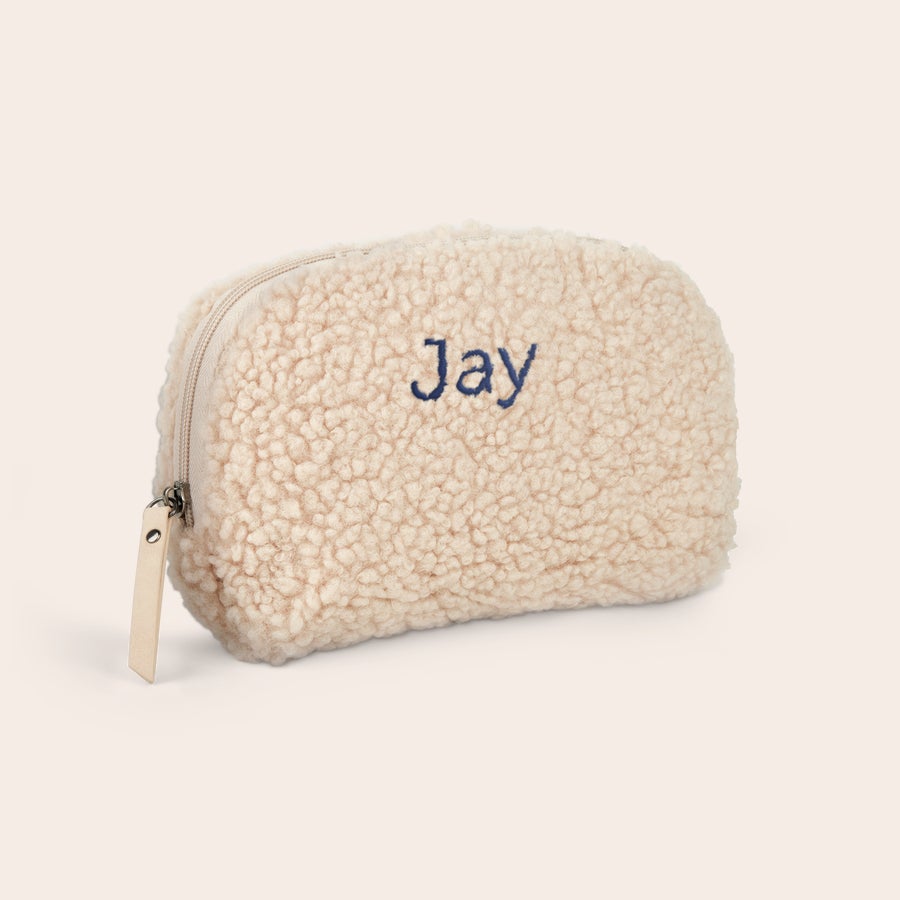 Personalizowana kosmetyczka teddy - Camel Beżowa miękka kosmetyczka pluszowa z haftowanym imieniem Jay na środku i zamkiem błyskawicznym