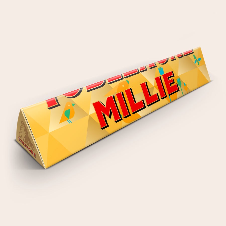 Toblerone personalizat - Paște Bară personalizată Toblerone de Paște, cu ambalaj galben imprimat cu numele Millie și modele festive cu pui de Paște, pentru a urări celor dragi un Paște fericit.
