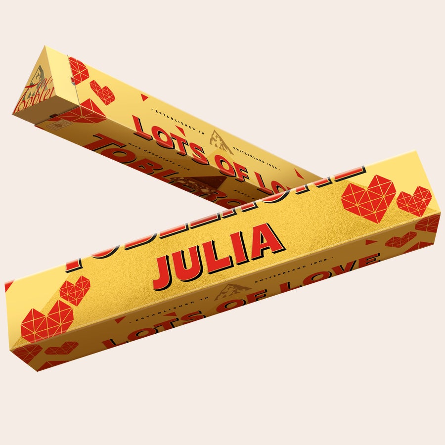 Romantyczna Czekolada Toblerone Romantyczne pudełko czekolady Toblerone z imieniem Julia i napisem Lots of Love