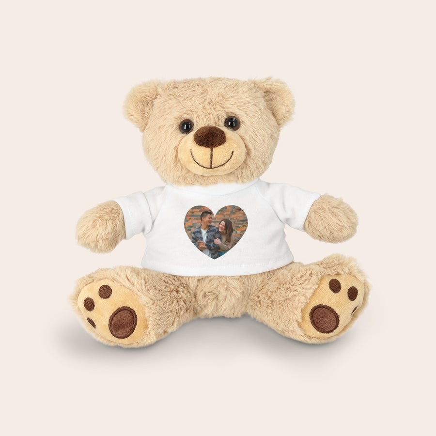 Personalizat ursuleț de jucărie de pluș personalizat Ursuleț de pluș personalizat cu un tricou alb pe care este imprimată o fotografie în formă de inimă a unui cuplu, ideal pentru a-i surprinde.