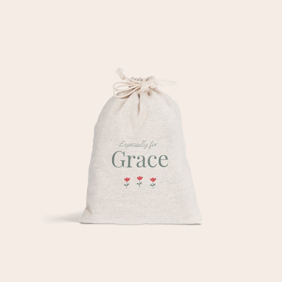 Darčeková taška so šnúrkou - Veľká noc Personalizovaná darčeková taška so šnúrkou na Veľkú noc s nápisom Grace a potlačou troch tulipánov.