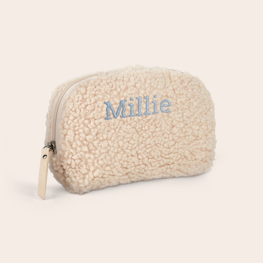 Geantă de toaletă personalizată de pluș - Camel Geantă de toaletă moale bej, personalizată cu numele Millie brodat cu ață albastru deschis, fermoar bej și șnur cu prindere din piele.