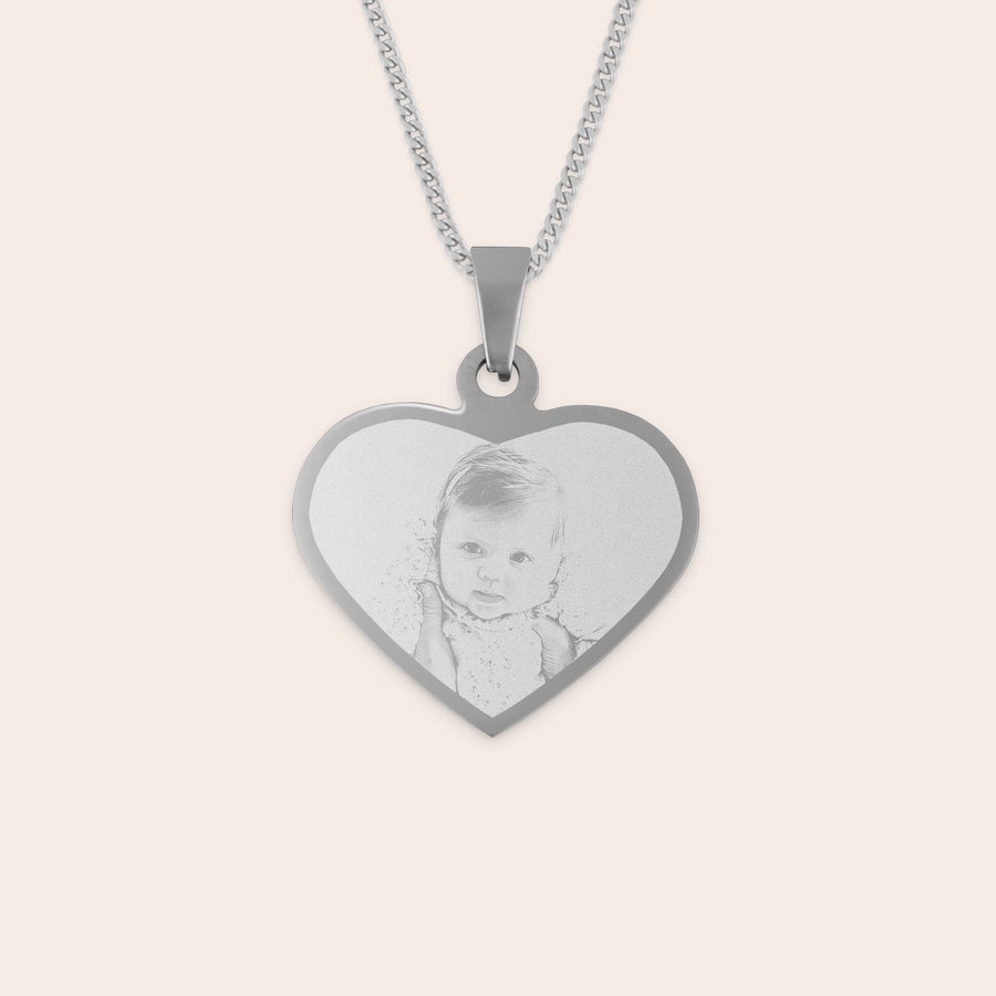 Hartje ketting graveren Zilverkleurige hartvormige fotohanger met gegraveerde babyfoto, deze unieke zilverkleurige hanger met foto is een hartverwarmend cadeau.