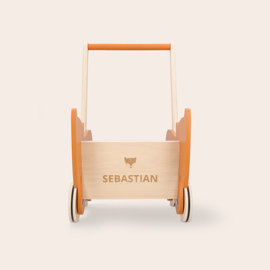 Andador de madera personalizado Trixie Andador de madera personalizado con asas y laterales naranjas, grabado con el nombre "SEBASTIAN" y un zorro.