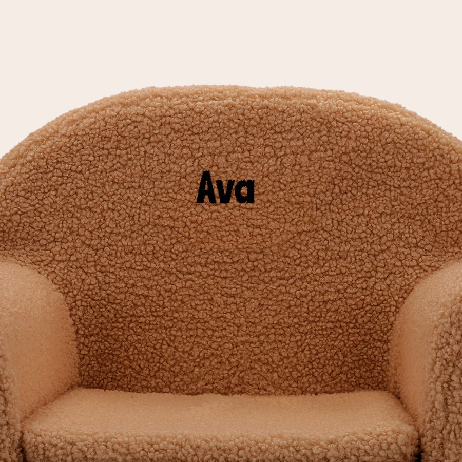Otroški stol iz tkanine Teddy Personaliziran otroški plišasti stol v rjavi barvi z izvezenim imenom Ava na naslonjalu, ljubkovalni sedež za otroke.