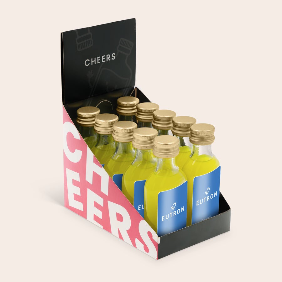 Sticluțe personalizate pentru alcool Zece sticle mini Limoncello personalizate cu etichete albastre imprimate cu logo-ul EUTRON, într-un ambalaj negru cu textul CHEERS.