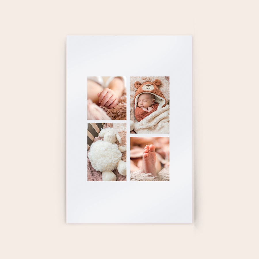 Foto op plexiglas Plexiglas fotopaneel gepersonaliseerd met een collage van vier babyfoto's: handjes, slapend, knuffel en voetjes.