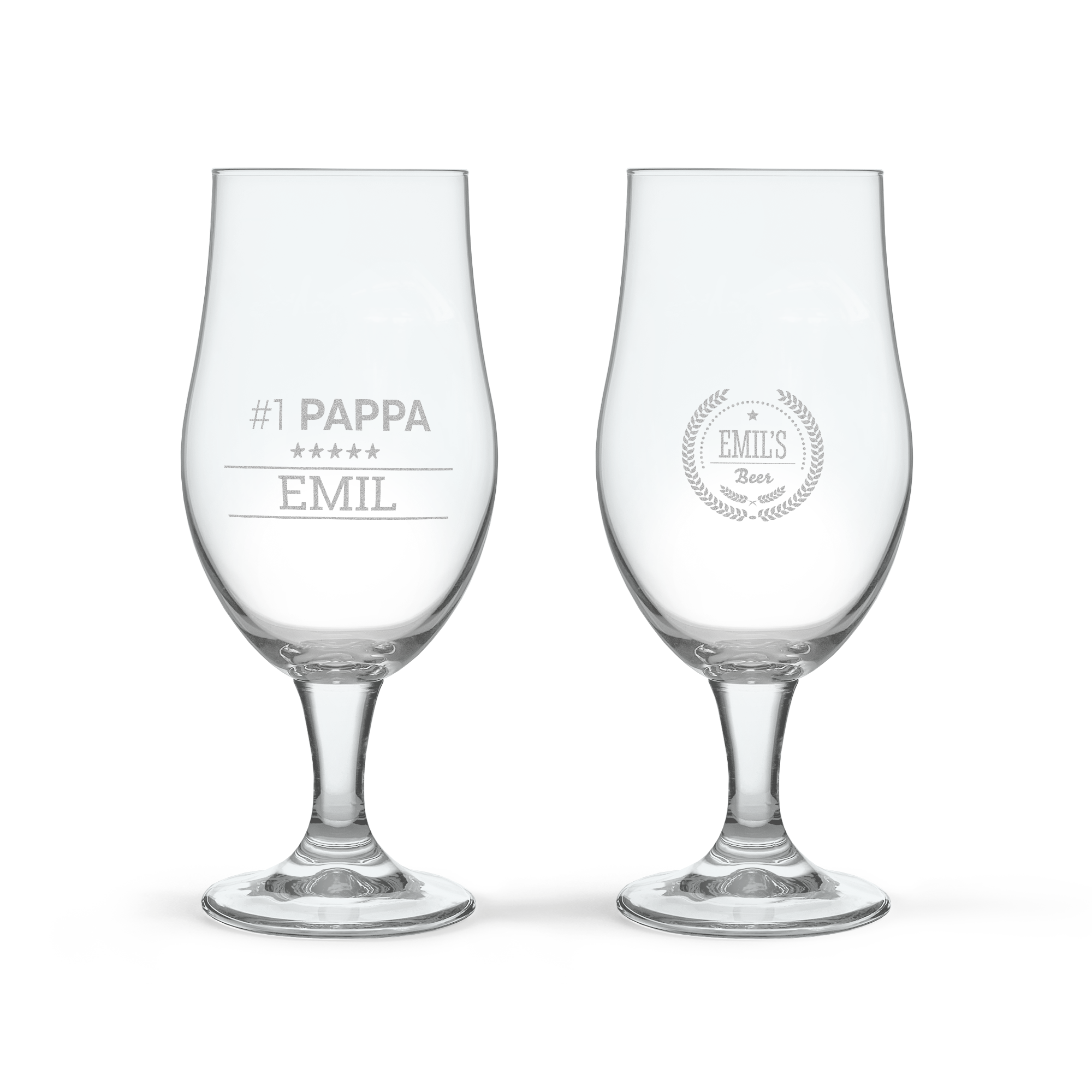 Två hantverksölglas graverade med varsin design. Det ena med texten "#1 PAPPA" och namnet "EMIL", det andra med "EMIL's Beer" omringat av en krans. Överraska dina nära och kära med ett graverat hantverksölglas.