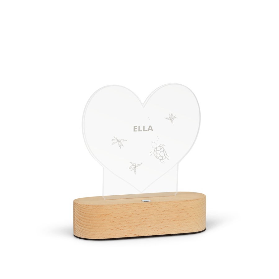 Luz acrílica con soporte Luz LED acrílica en forma de corazón con base de madera, grabada con el nombre Ella y dibujos de tortuga y algas marinas.