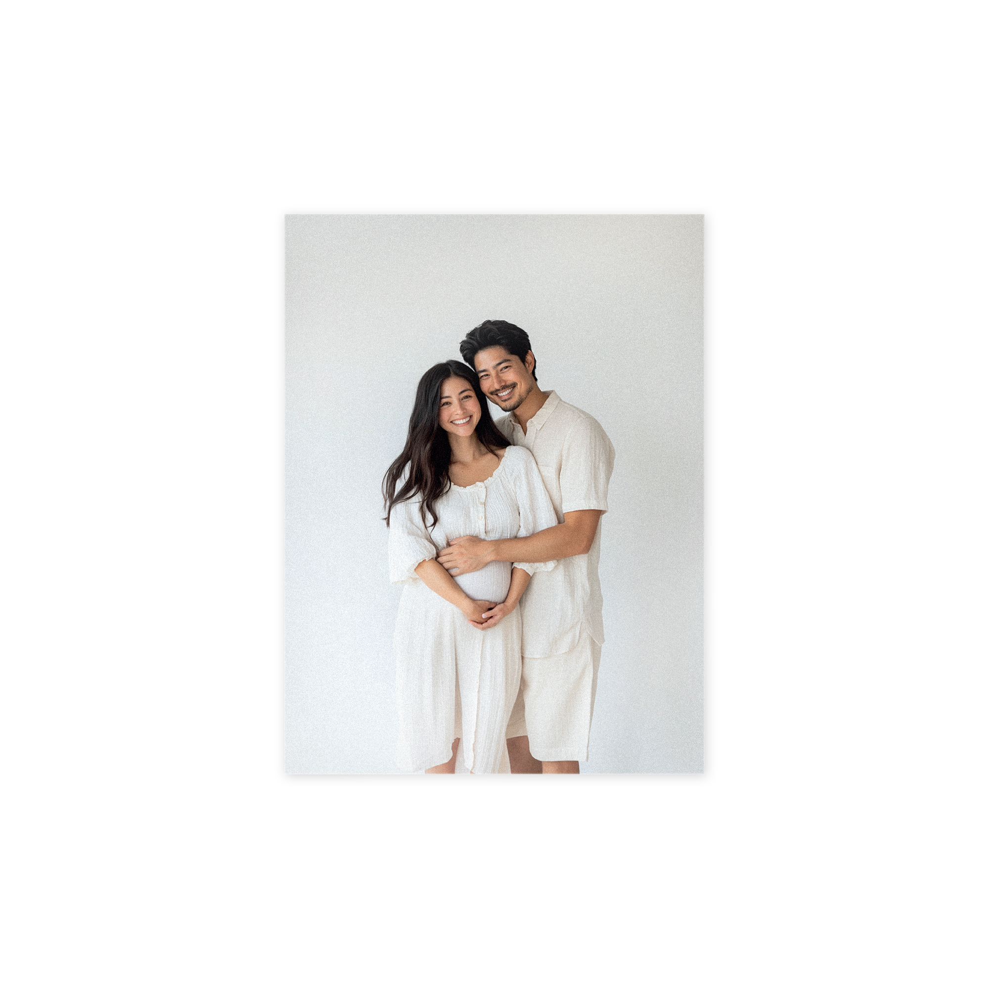 Coppia sorridente con la donna incinta in una foto su forex stampata, personalizzabile con la tua foto preferita