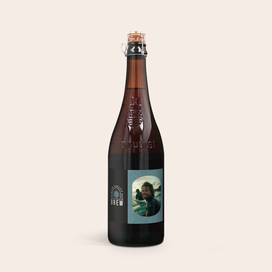 La Trappe Isid'or s personalizáciou Hnedá fľaša piva La Trappe Quadrupel s vlastným fotografickým štítkom so surfistom.
