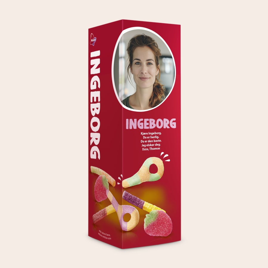Personlig gaveeske med søtsaker fra Red Band Personlig gaveeske med godterimiks, trykt med et bilde av en kvinne, navnet "Ingeborg" og en kjærlig hilsen.