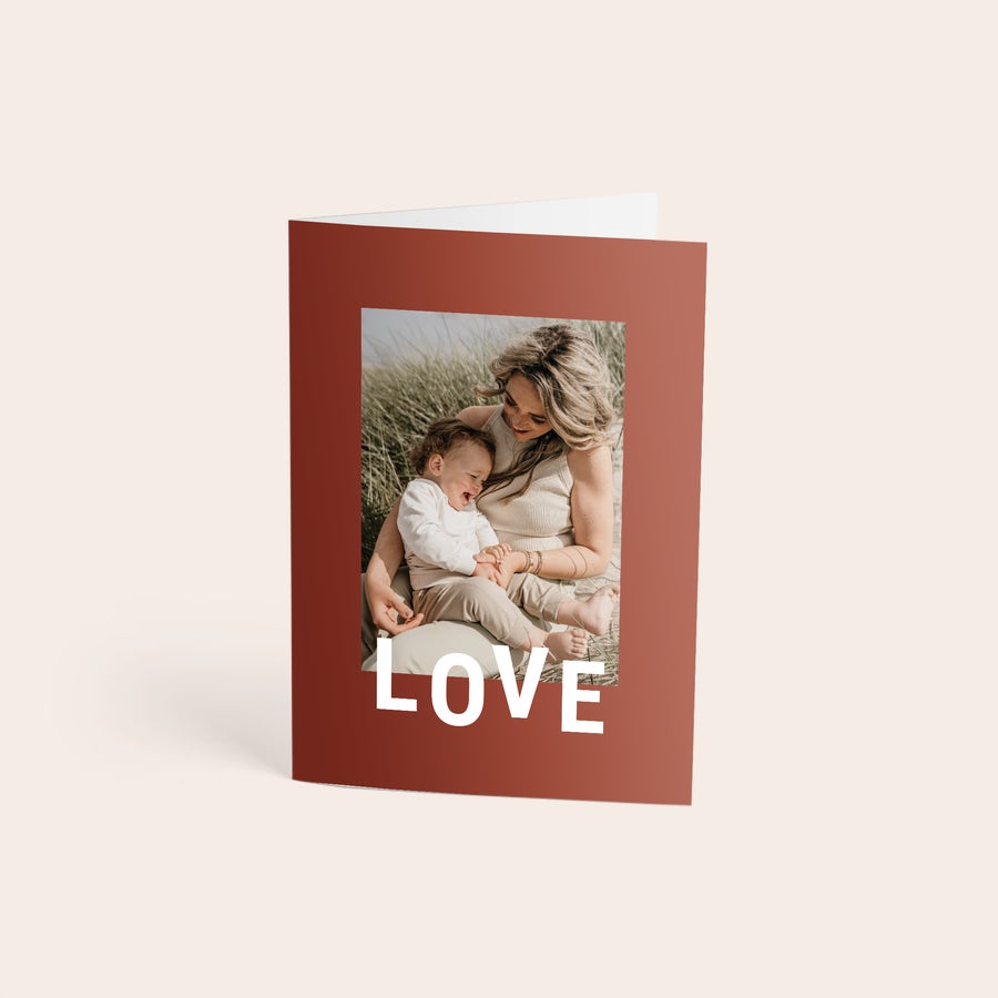 Suszone kwiaty z personalizowaną kartką Personalizowana kartka z nadrukowanym zdjęciem matki z dzieckiem i napisem LOVE