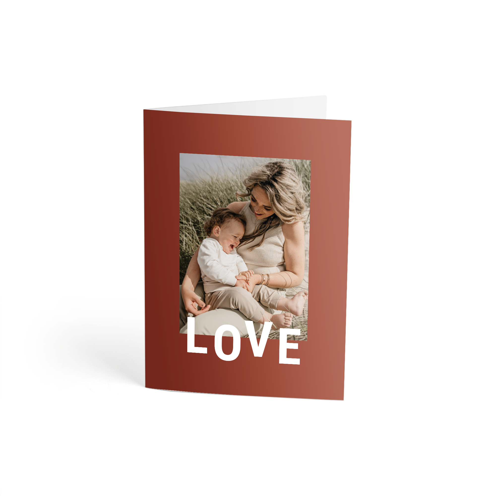 Tarjeta de felicitación personalizada con foto de una madre y su bebé, y el texto "LOVE" en blanco.