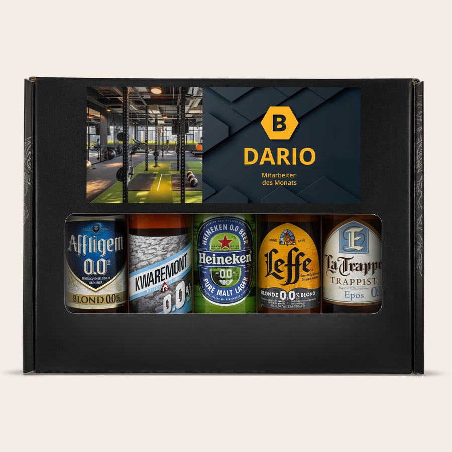 Bier Geschenkset personalisieren Personalisiertes Bier-Geschenkset Alkoholfrei mit eigenem Foto und Namen Dario, Mitarbeiter des Monats, gedruckt auf der Innenseite der Box.