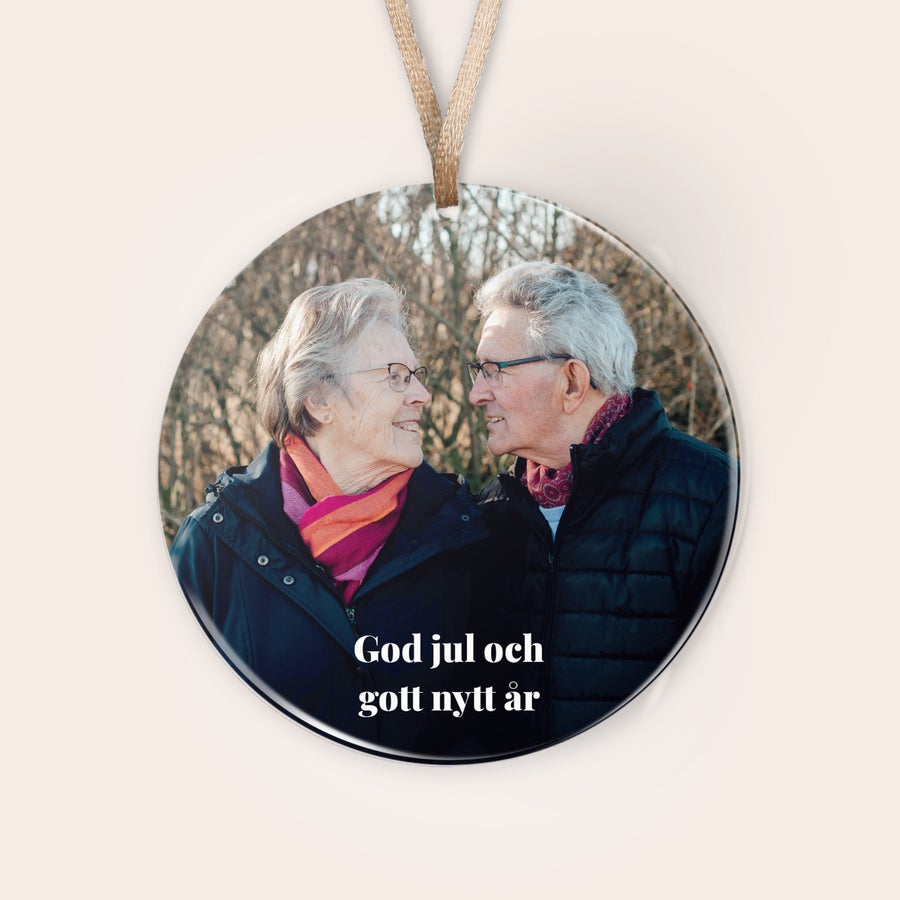 Personliga plexiglas julprydnader Rund personlig julpynt i plexiglas med foto av ett par och texten God jul och gott nytt år