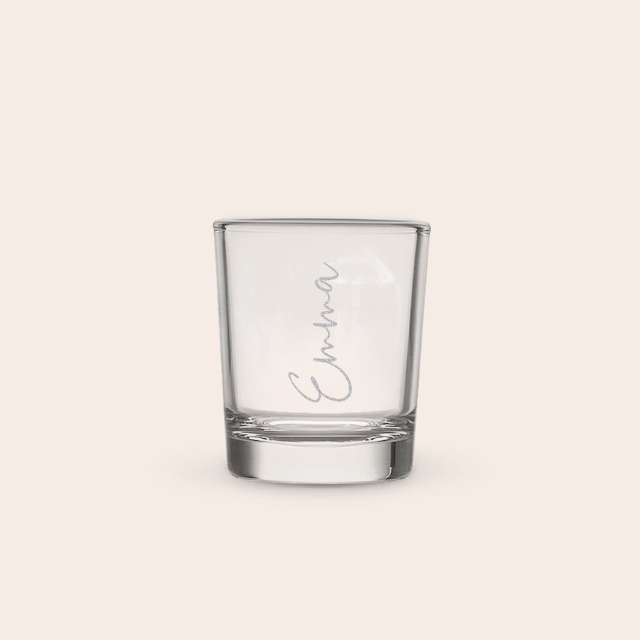 Gepersonaliseerde vodka fles Gegraveerd shotglas met de naam Emma, als onderdeel van een luxe vodkapakket met glas.