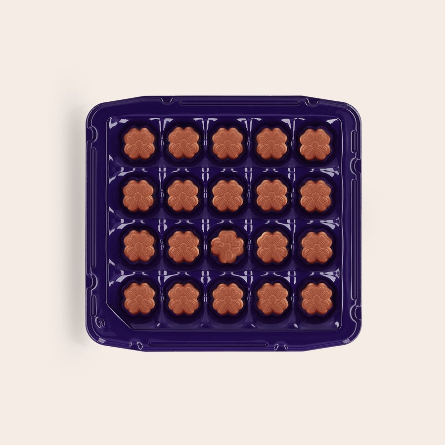 Milka Pralines Påske Si det med Milka sjokoladegaveeske fylt med 20 blomsterformede praliner med hasselnøttnougatkrem.