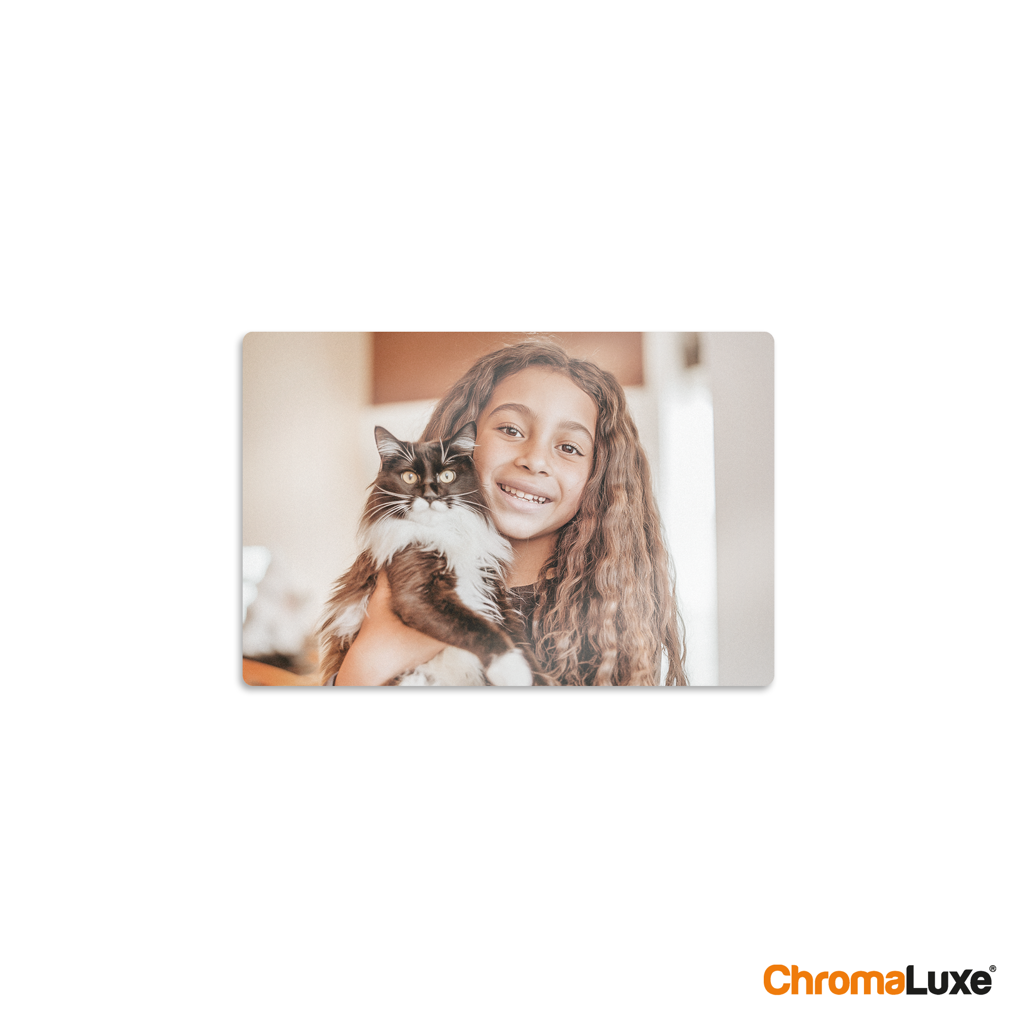 Fototafel mit personalisiertem Foto eines lächelnden Mädchens, das eine Katze hält.