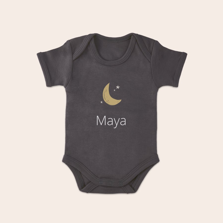 Baby body med tryk Mørkegrå baby body med tryk af gylden måne, stjerner og navnet Maya. Lav din egen personlige baby body.