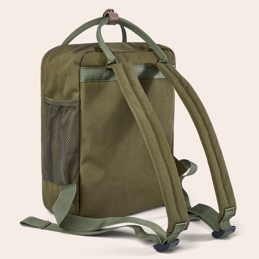 Personlig rygsæk med navn Mørkegrøn rygsæk med justerbare stropper, mesh sidelomme og et unikt design trykt med dit navn