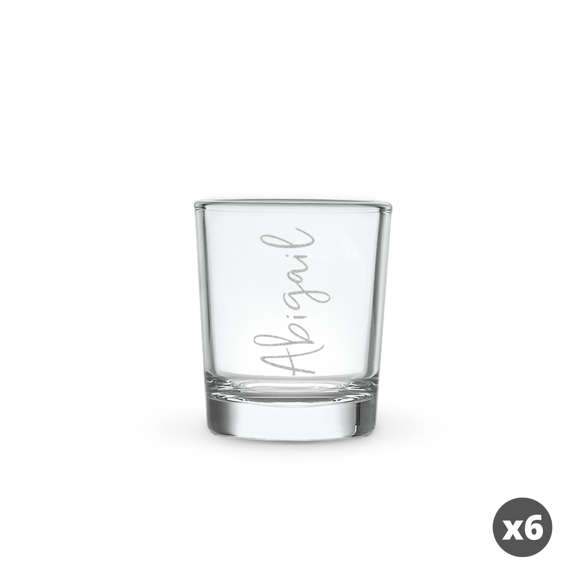 Pahar de shot personalizat gravat cu numele "Abigail" într-un font elegant pe o sticlă albastră transparentă.